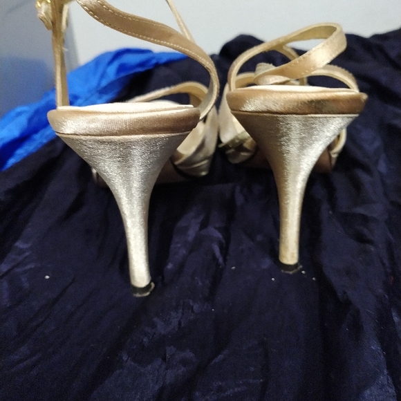 Size 8 Gold heels by Mina - Picture 4 of 6